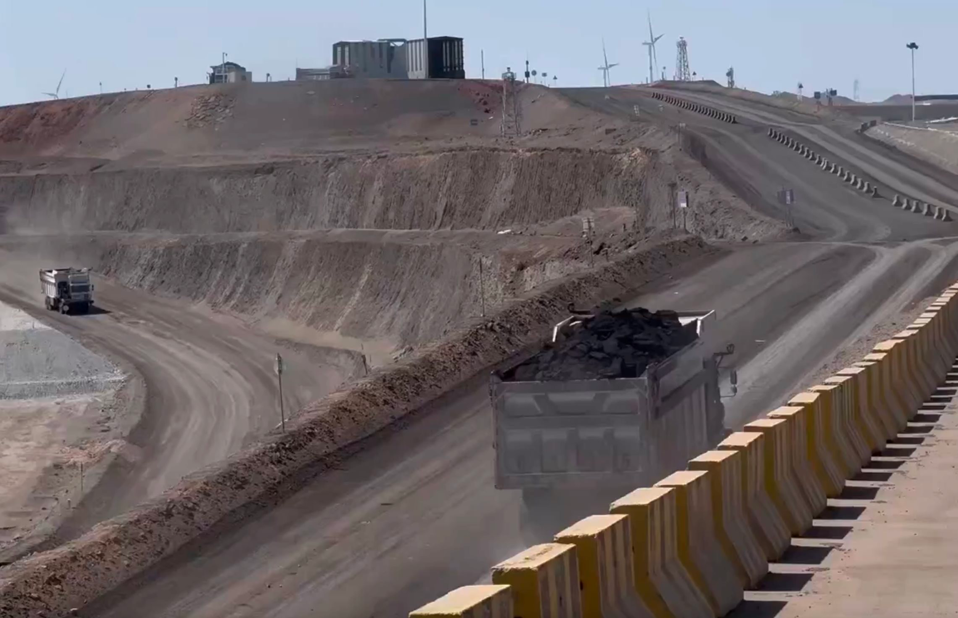 Phát hiện 91 xe tải Trung Quốc không người lái, âm thầm chở 100 tấn hàng, di chuyển sát nhau, hoạt động xuyên đêm không cần ánh sáng - Ảnh 1