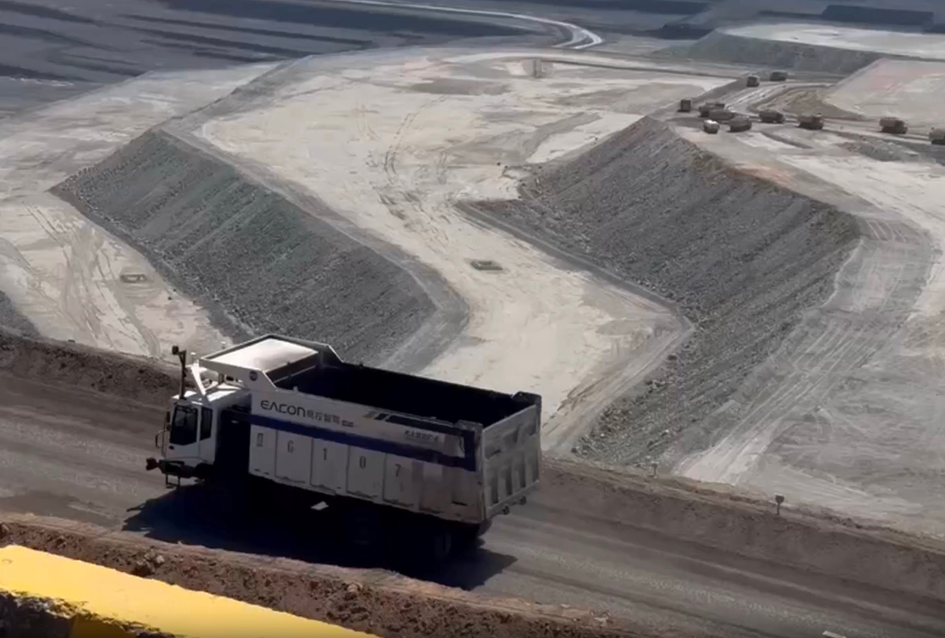 Phát hiện 91 xe tải Trung Quốc không người lái, âm thầm chở 100 tấn hàng, di chuyển sát nhau, hoạt động xuyên đêm không cần ánh sáng - Ảnh 2