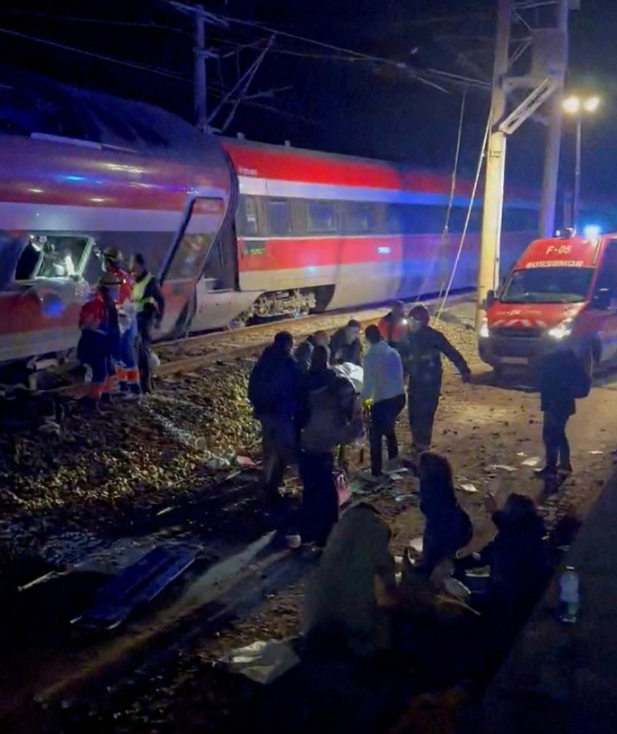 Hai tàu cao tốc đâm vào nhau ở Tây Ban Nha, ít nhất 21 người thiệt mạng - Ảnh 1