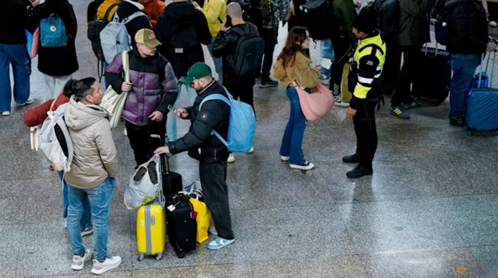 Hai tàu cao tốc đâm vào nhau ở Tây Ban Nha, ít nhất 21 người thiệt mạng - Ảnh 2