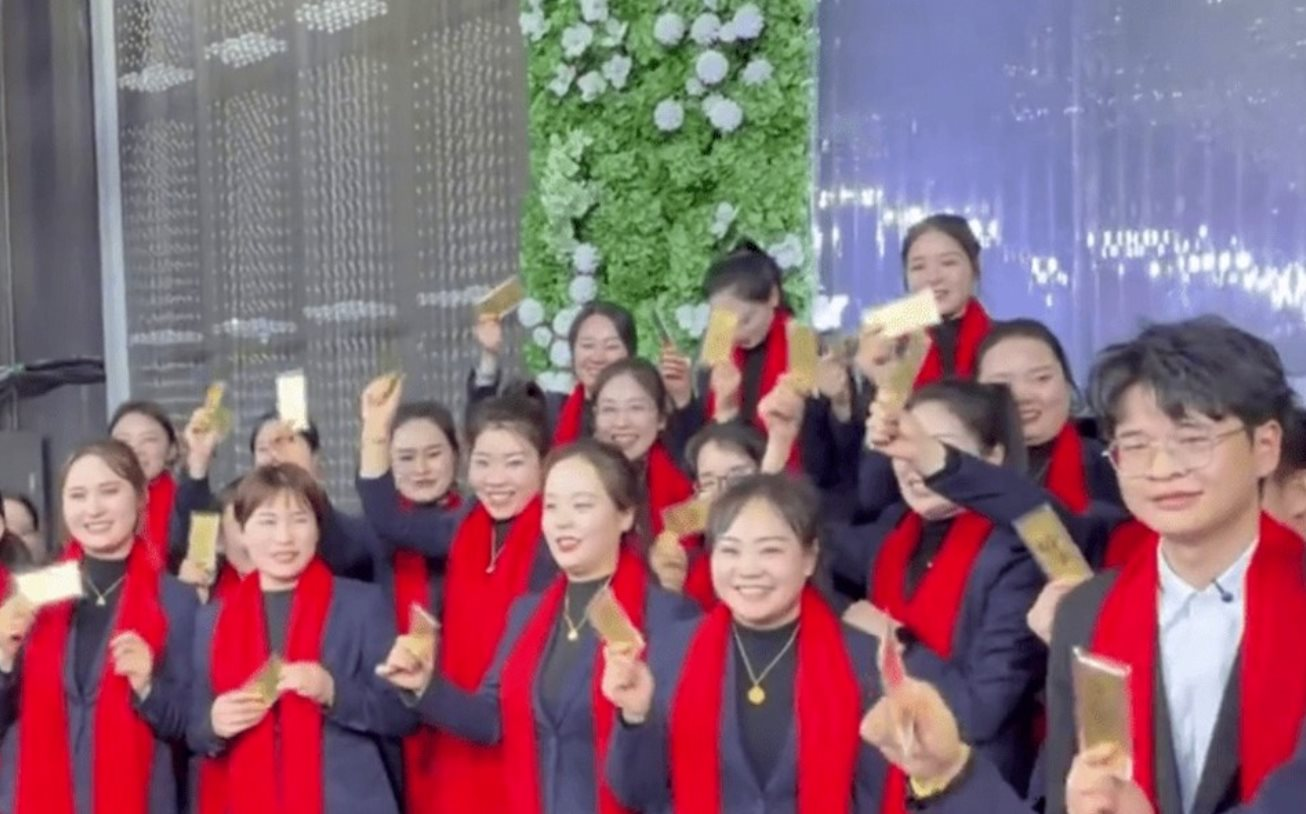 Một tiệm vàng Trung Quốc chơi lớn: Thưởng 'nóng' tiền và vàng cho nhân viên dịp tất niên - Ảnh 3
