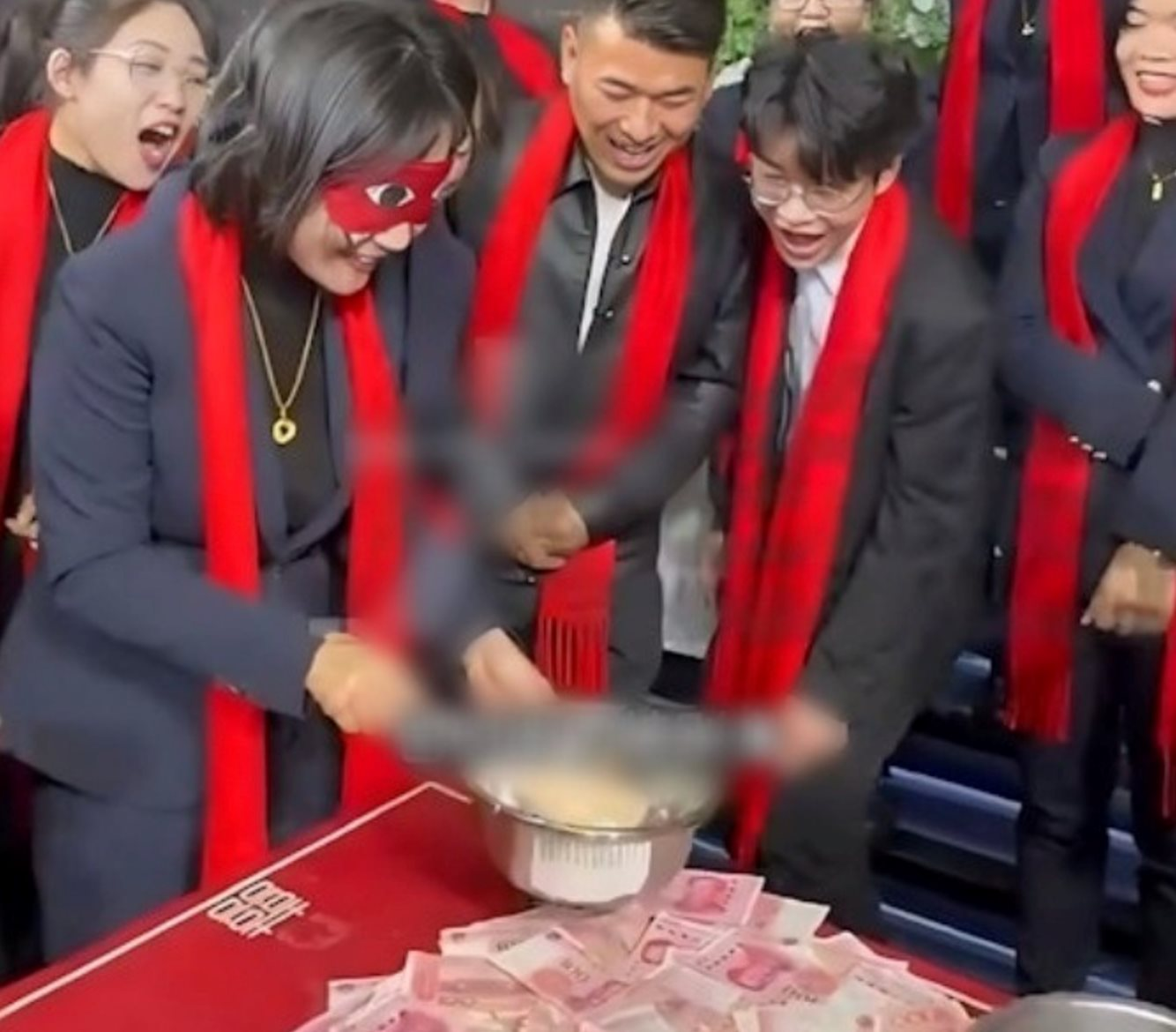 Một tiệm vàng Trung Quốc chơi lớn: Thưởng 'nóng' tiền và vàng cho nhân viên dịp tất niên - Ảnh 2