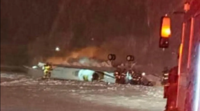 Kinh hoàng: Máy bay tư nhân rơi khi cất cánh giữa bão tuyết đóng băng tại Mỹ - Ảnh 1