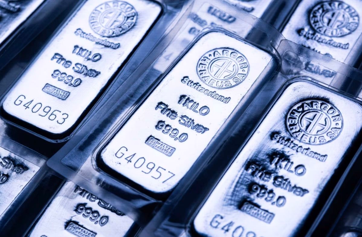 Giá vàng và bạc đồng loạt tụt dốc, chứng kiến phiên giảm mạnh chưa từng có trong gần 50 năm: Chuyện gì đang xảy ra? - Ảnh 1