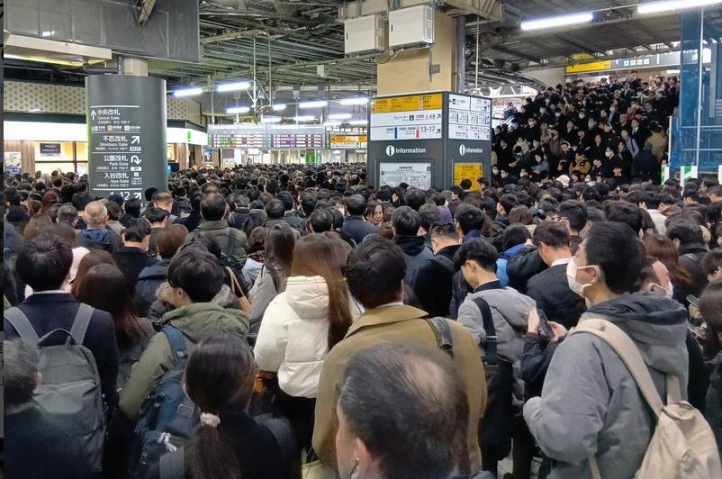 Cảnh tượng "ác mộng" tại ga tàu Nhật Bản: Hàng vạn người chen chúc nghẹt thở trong giờ cao điểm, những tuyến đường sắt huyết mạch của Tokyo tê liệt - Ảnh 1