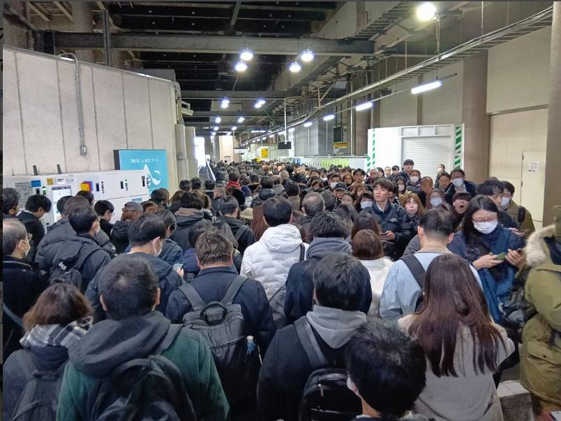 Cảnh tượng "ác mộng" tại ga tàu Nhật Bản: Hàng vạn người chen chúc nghẹt thở trong giờ cao điểm, những tuyến đường sắt huyết mạch của Tokyo tê liệt - Ảnh 2