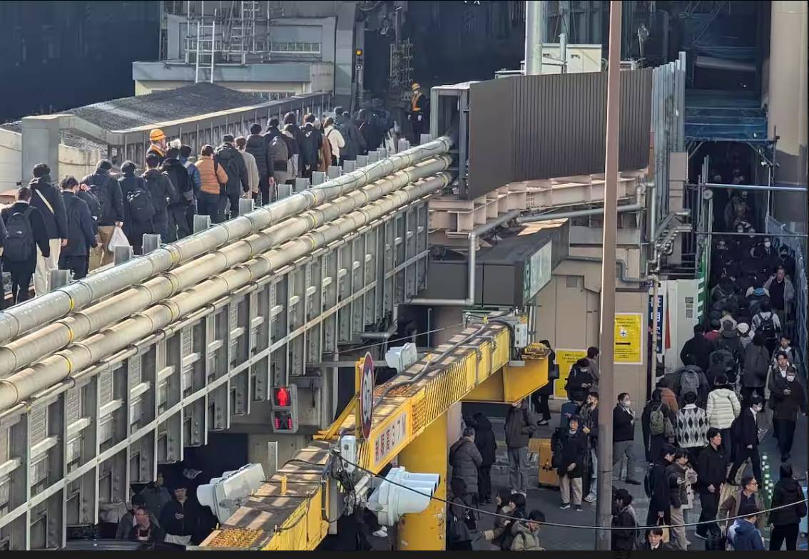 Cảnh tượng "ác mộng" tại ga tàu Nhật Bản: Hàng vạn người chen chúc nghẹt thở trong giờ cao điểm, những tuyến đường sắt huyết mạch của Tokyo tê liệt - Ảnh 3