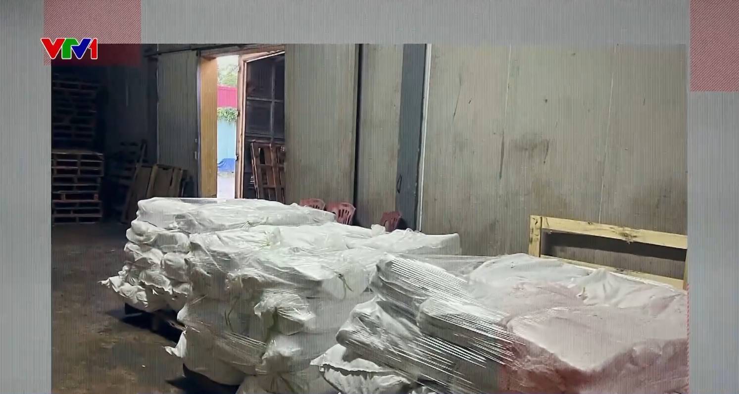 Cận cảnh kho hàng chứa 120 tấn thịt lợn bệnh bốc mùi của Công ty CP Đồ hộp Hạ Long - Ảnh 5