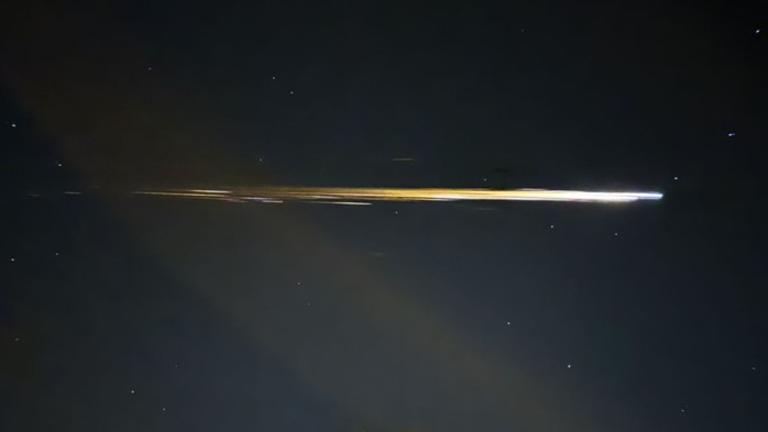 Vật thể "rơi tự do" từ vũ trụ gây tiếng nổ siêu thanh - Ảnh 1