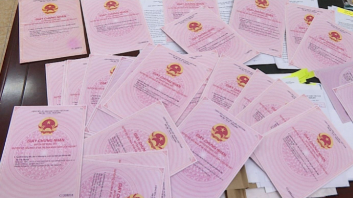 Người dân có sổ trắng, sổ xanh được cấp đổi sang sổ đỏ theo quy định mới - Ảnh 1