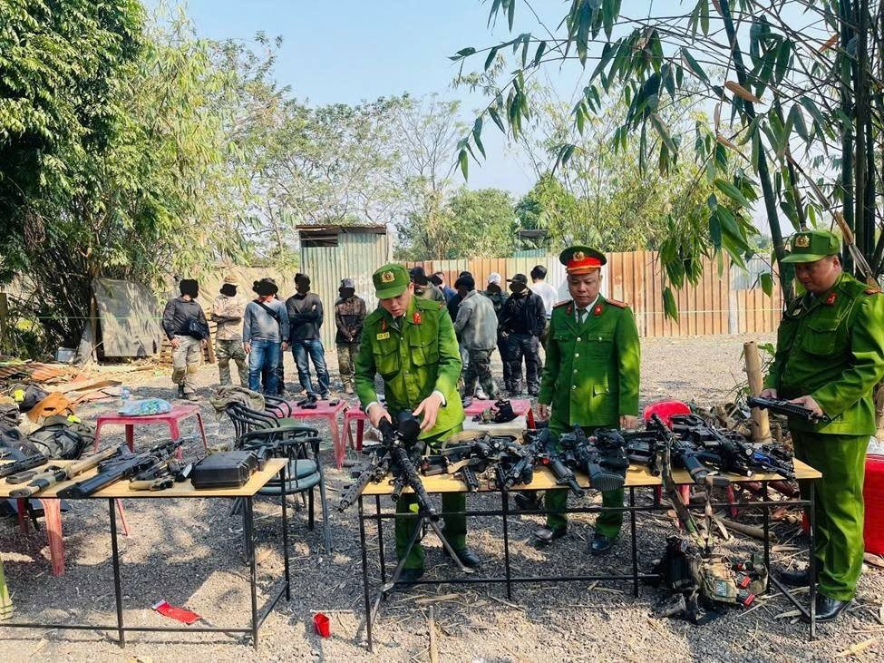 Hà Nội: Thu giữ 42 khẩu súng bắn đạn nhựa của nhóm chơi trò đánh trận giả - Ảnh 1