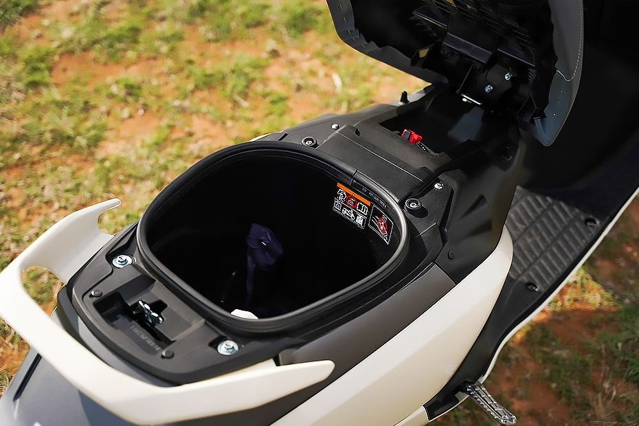 Suzuki e-Access - Xe máy điện giá quy đổi 55 triệu đồng, chạy 95 km/sạc liệu có về Việt Nam? - Ảnh 11