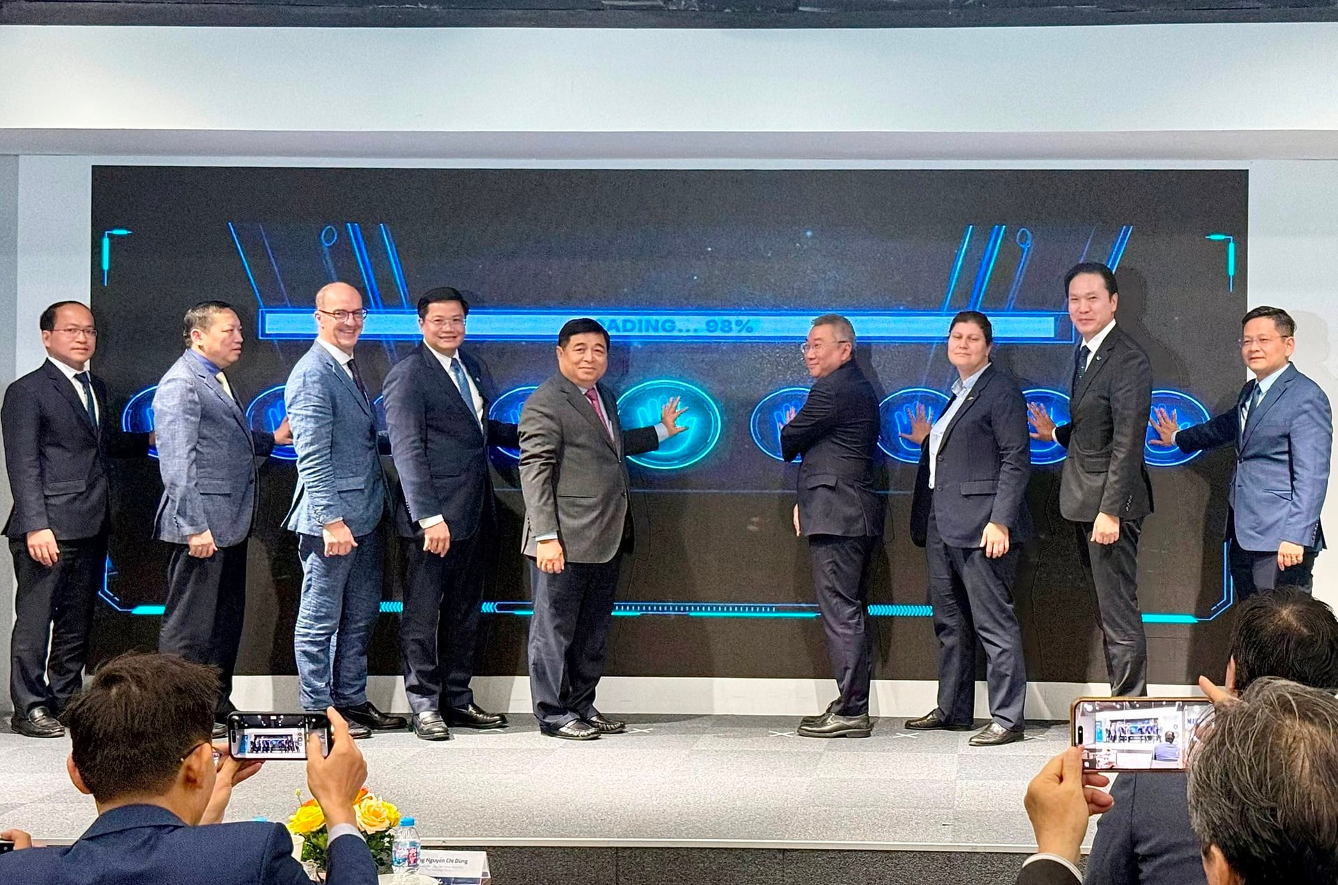 Từng hợp tác với Vingroup, Tập đoàn số 1 TG trong lĩnh vực 100 tỷ USD vừa thành lập 2 trung tâm ở VN - Ảnh 1