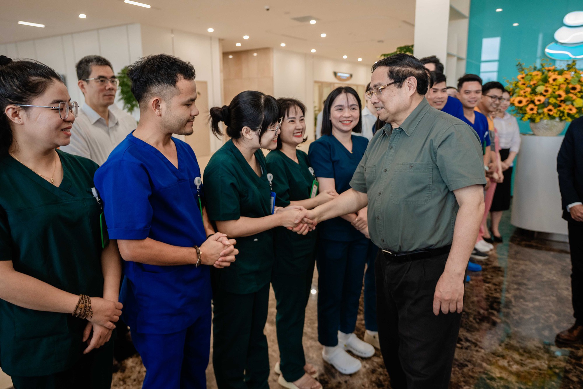 Thủ tướng đề nghị phát huy tinh thần "chỉ bàn làm, không bàn lùi" tại các dự án phục vụ APEC - Ảnh 17