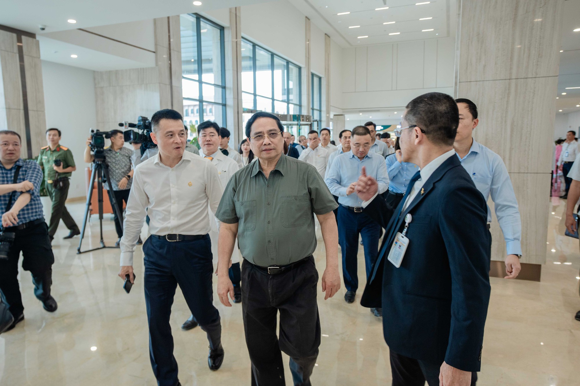 Thủ tướng đề nghị phát huy tinh thần "chỉ bàn làm, không bàn lùi" tại các dự án phục vụ APEC - Ảnh 20