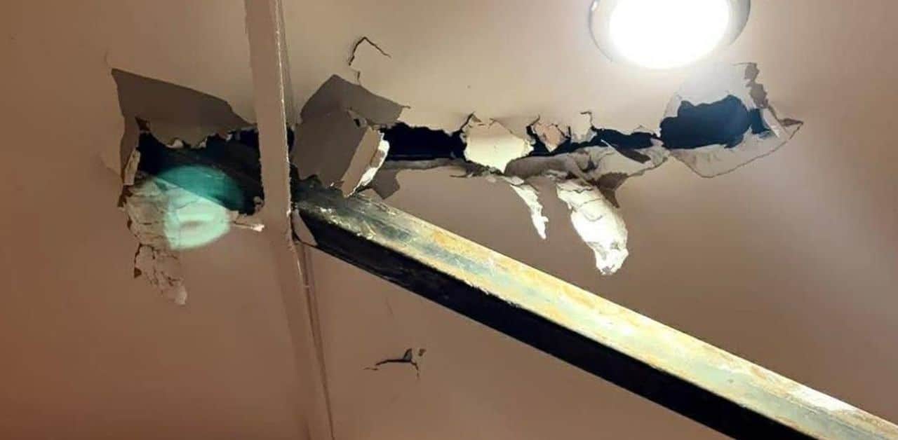 Đang ở trong nhà, gia chủ hoảng loạn khi thấy 1 thanh thép khổng lồ xuyên thủng cả trần và cửa - Ảnh 2