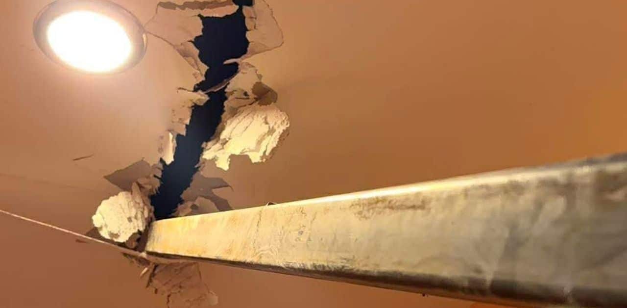 Đang ở trong nhà, gia chủ hoảng loạn khi thấy 1 thanh thép khổng lồ xuyên thủng cả trần và cửa - Ảnh 1