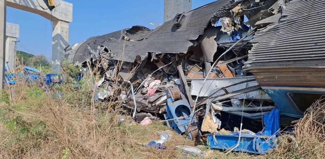 Thái Lan: Cần cẩu đổ sập xuống đoàn tàu đang chạy, ít nhất 22 người thiệt mạng - Ảnh 2