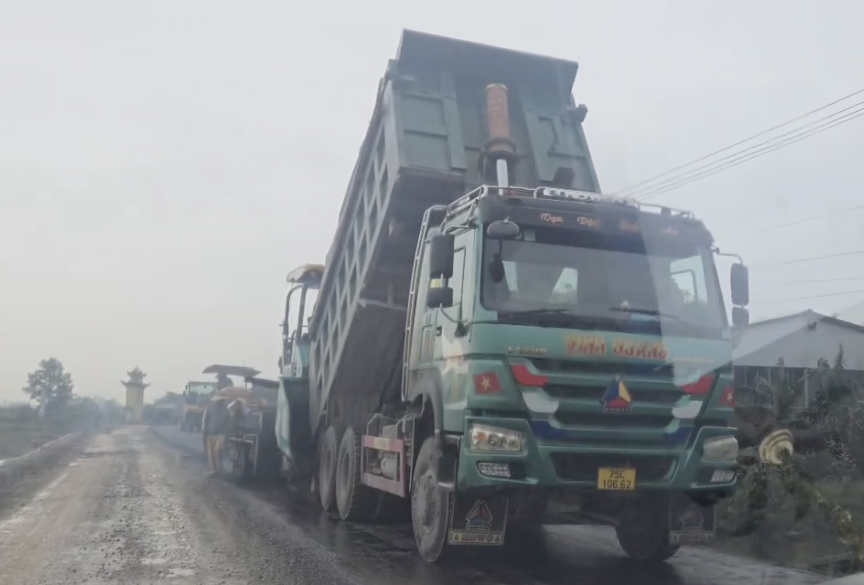 Thảm nhựa gặp trời mưa, nhà thầu ở Huế phải tăng thời hạn bảo hành - Ảnh 1