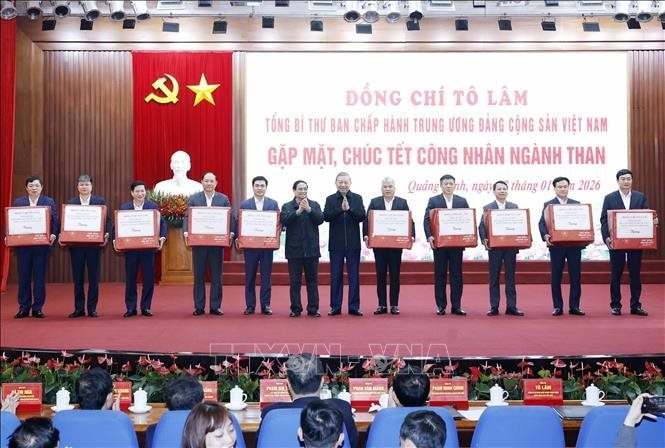 Tổng Bí thư và Thủ tướng cùng đến thăm một công ty đặc biệt - Ảnh 1