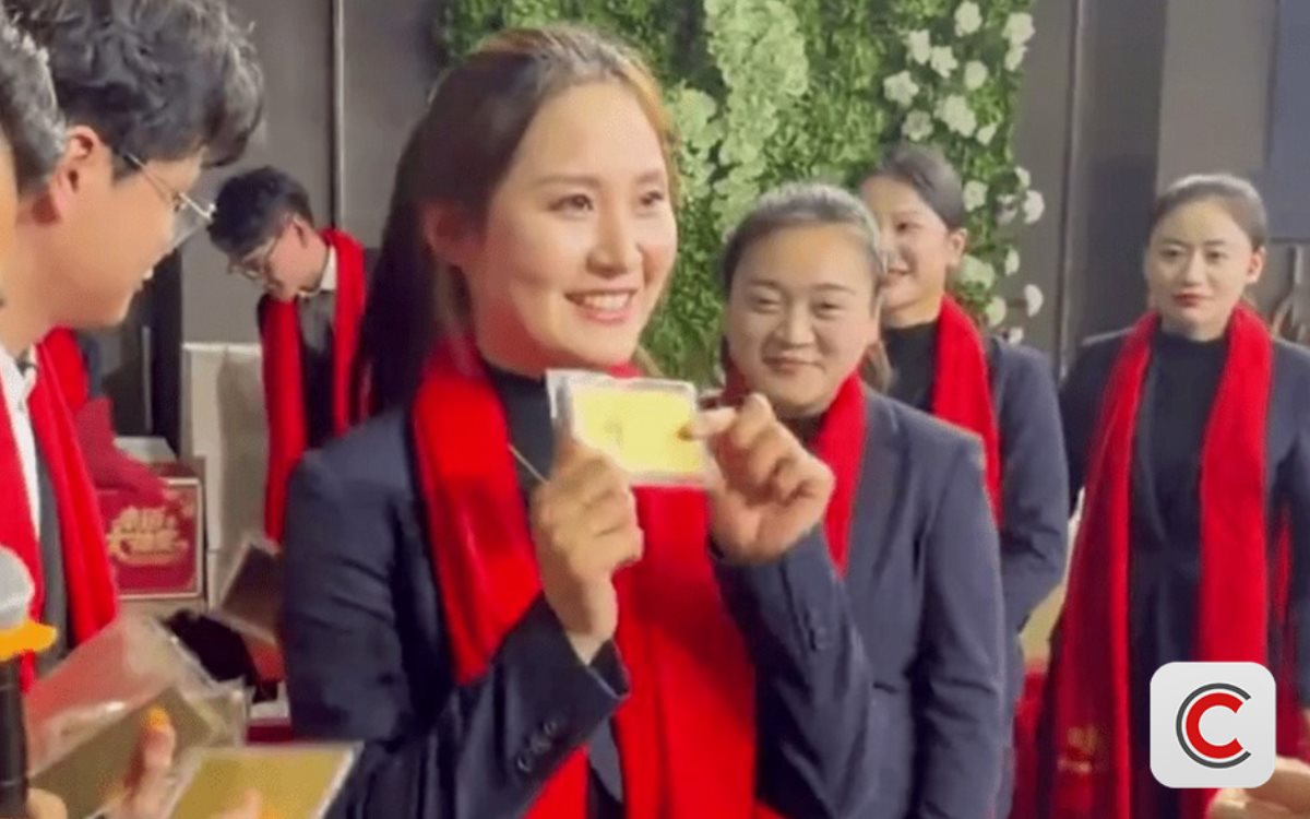 Một tiệm vàng Trung Quốc chơi lớn: Thưởng 'nóng' tiền và vàng cho nhân viên dịp tất niên - Ảnh 1