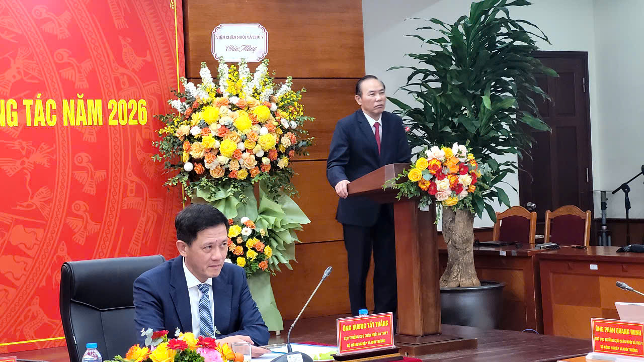 Thứ trưởng Bộ Nông nghiệp và Môi trường: Thịt heo, nội tạng thối, không rõ nguồn gốc ở đâu ra? - Ảnh 1