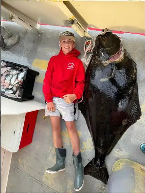 Cậu bé 13 tuổi oằn mình kéo "thủy quái" nặng hơn cả cơ thể giữa biển khơi, khoảnh khắc ai cũng nín thở - Ảnh 2