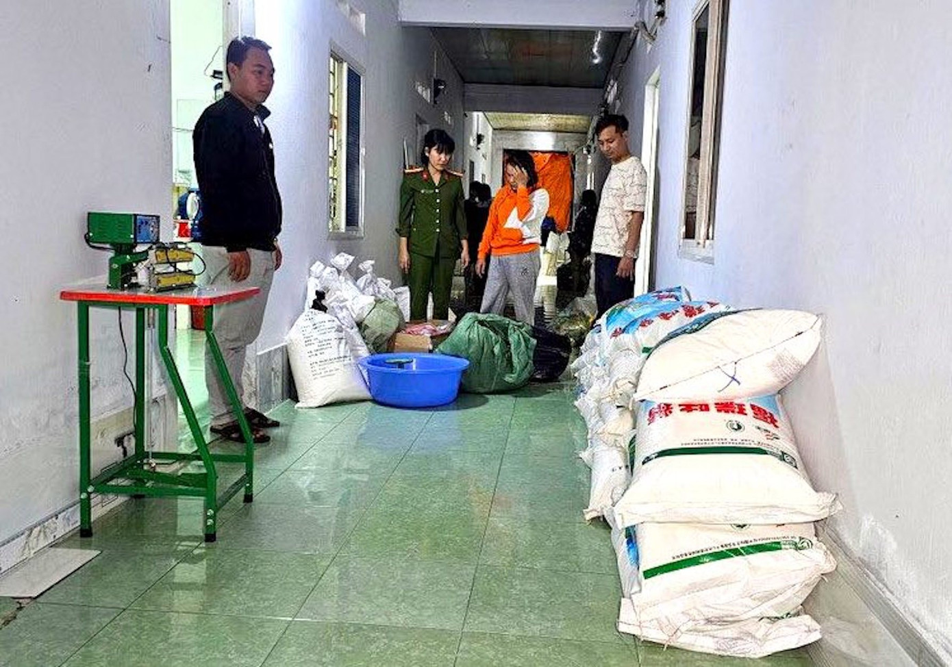 Mua phụ gia thực phẩm từ Trung Quốc rồi 'hô biến' thành hạt nêm Knorr, A-One - Ảnh 1