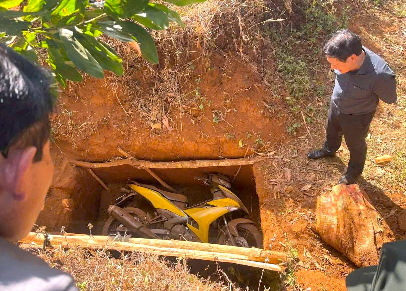 Cảnh sát phong toả căn nhà, truy tìm nghi phạm vụ cướp ngân hàng ở Gia Lai - Ảnh 11