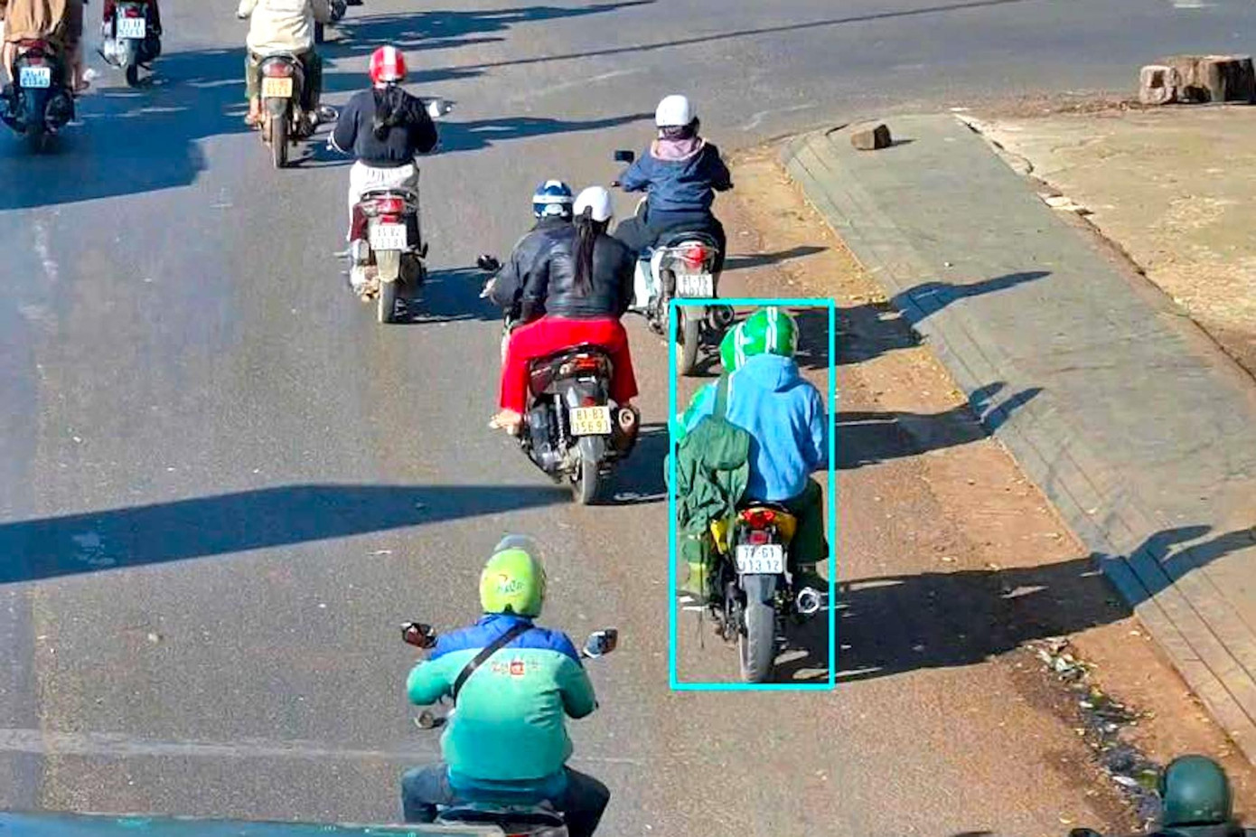 Cảnh sát phong toả căn nhà, truy tìm nghi phạm vụ cướp ngân hàng ở Gia Lai - Ảnh 12