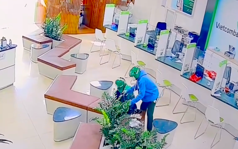 Cảnh sát phong toả căn nhà, truy tìm nghi phạm vụ cướp ngân hàng ở Gia Lai - Ảnh 13