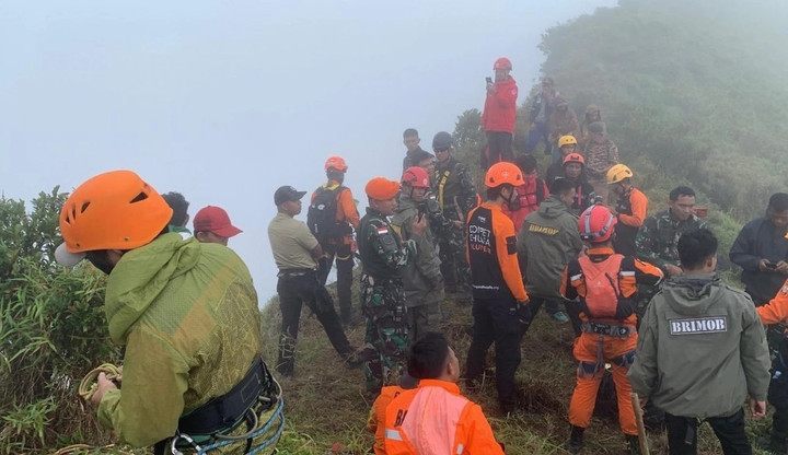 Rơi máy bay Indonesia: Tìm thấy nạn nhân đầu tiên, cứu hộ vô cùng khó khăn - Ảnh 1