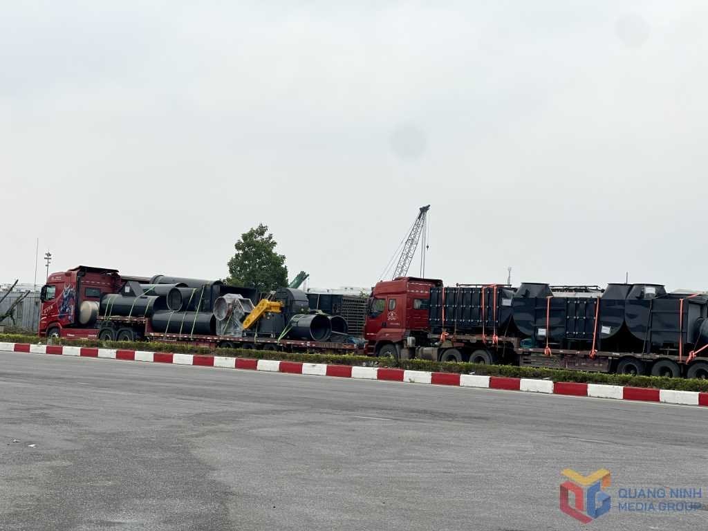 Chỉ trong vài giờ, hàng chục triệu USD "nô nức" qua cửa khẩu Việt Nam, có gì đáng chú ý? - Ảnh 2