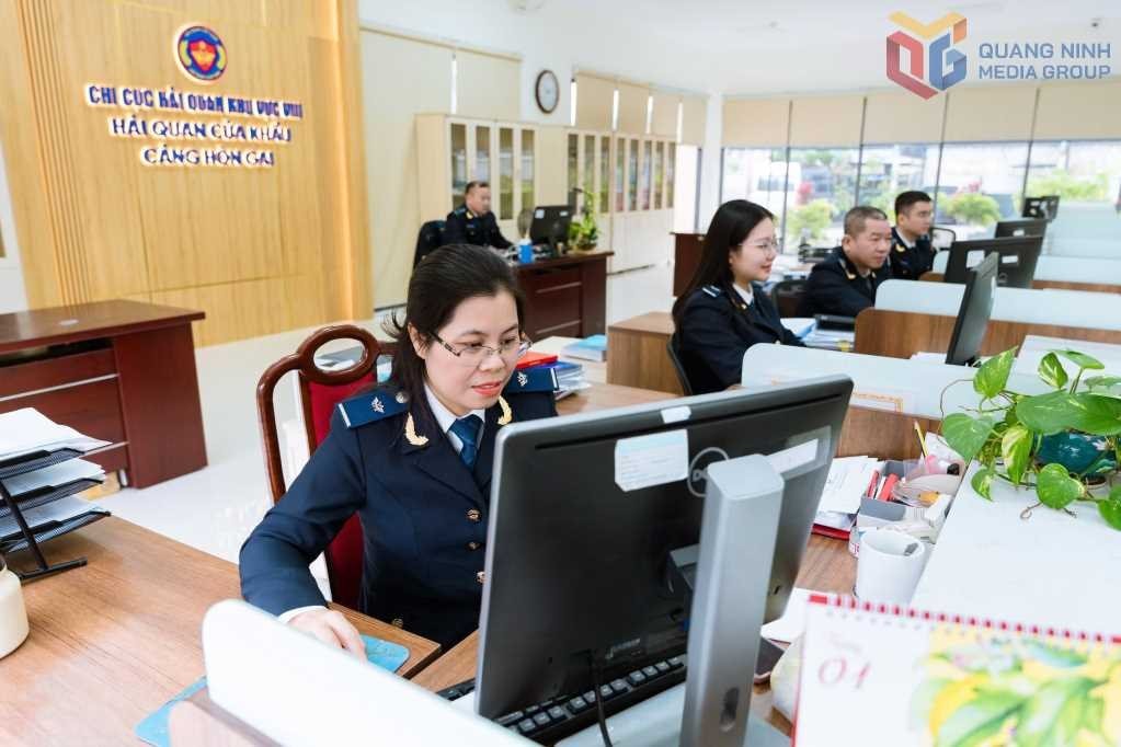 Chỉ trong vài giờ, hàng chục triệu USD "nô nức" qua cửa khẩu Việt Nam, có gì đáng chú ý? - Ảnh 1