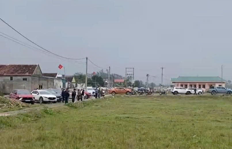 Ô tô đậu kín đường làng "săn đất" sau khi có thông tin quy hoạch khu công nghiệp - Ảnh 2