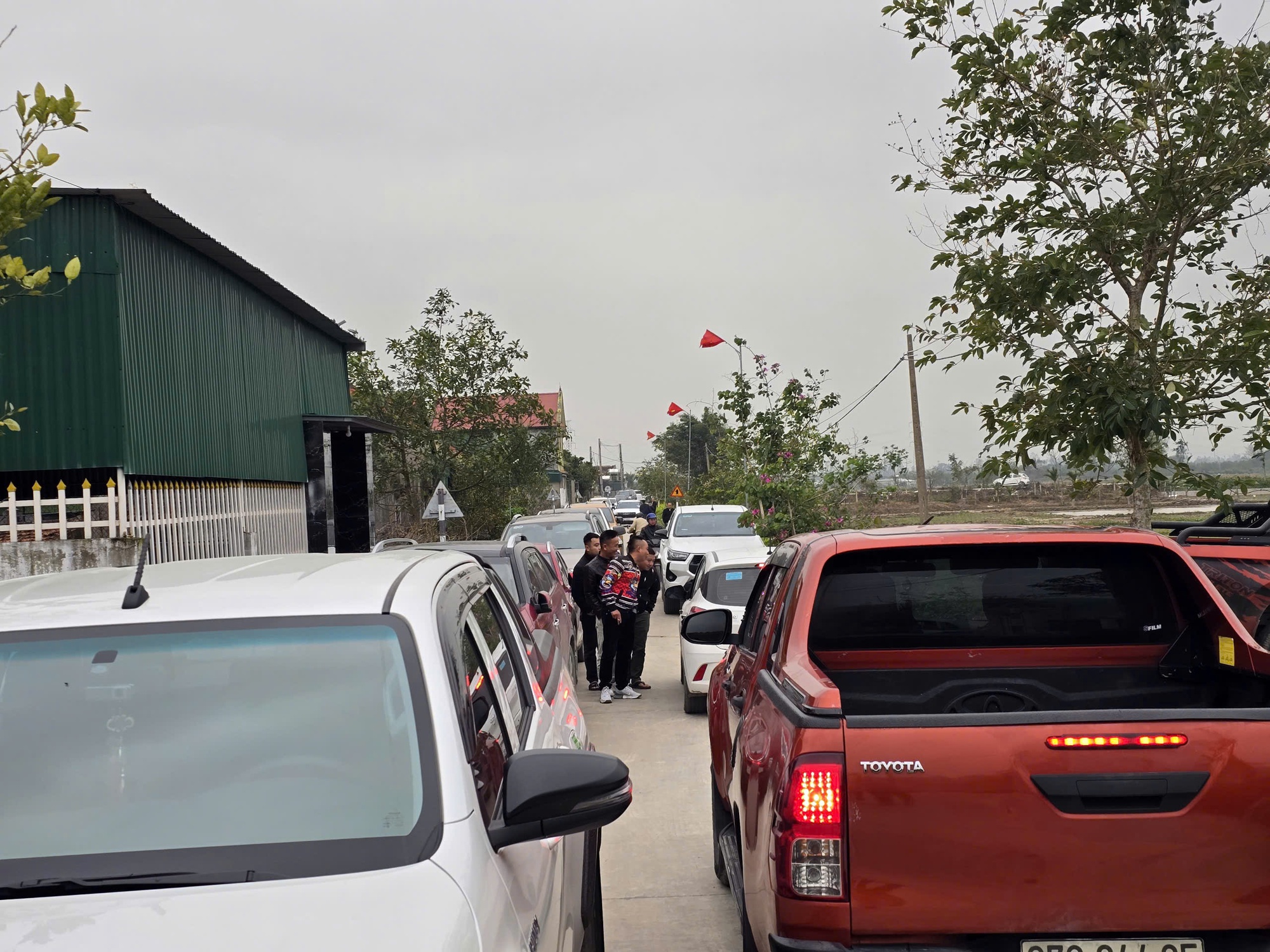 Ô tô đậu kín đường làng "săn đất" sau khi có thông tin quy hoạch khu công nghiệp - Ảnh 3