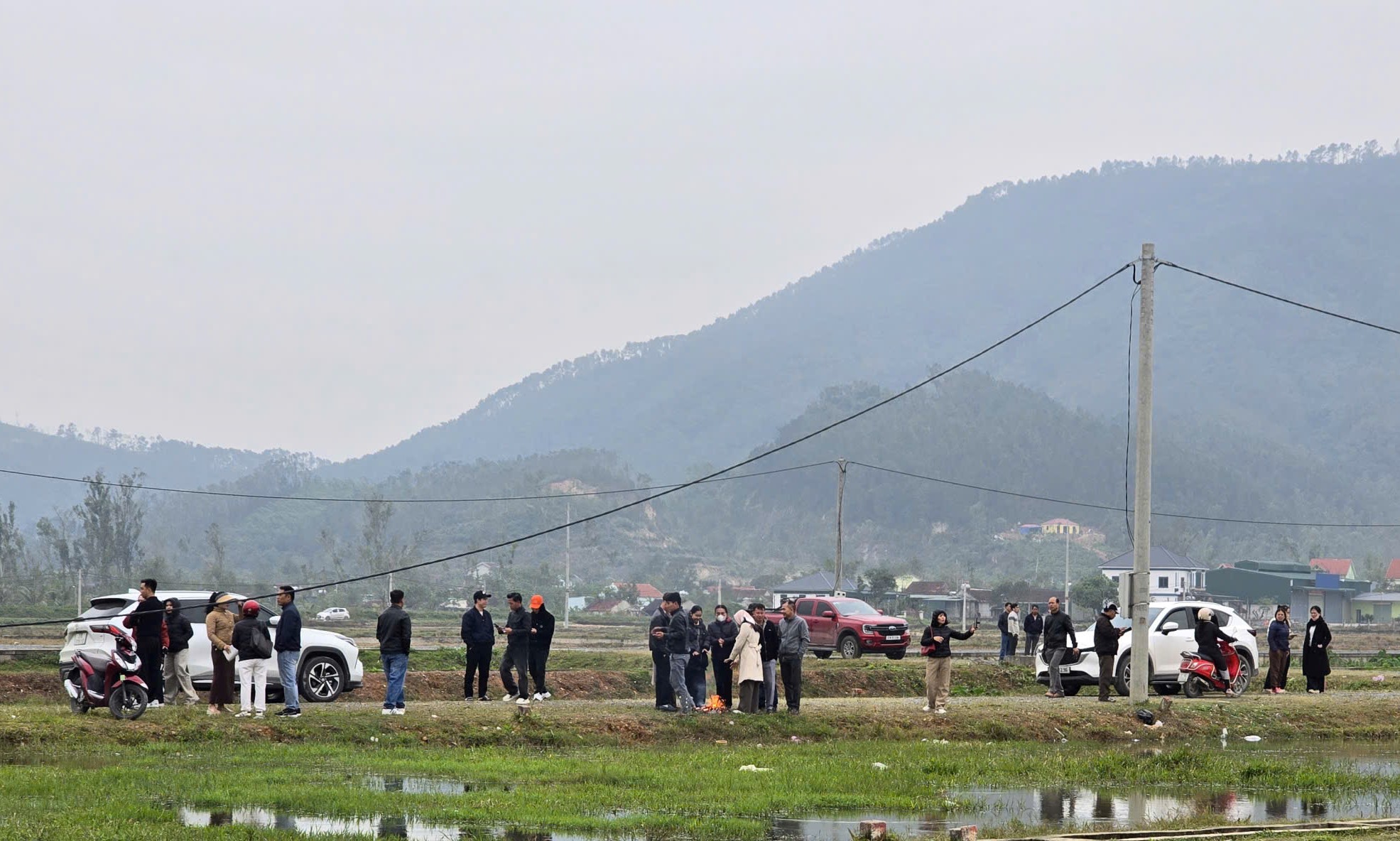 Ô tô đậu kín đường làng "săn đất" sau khi có thông tin quy hoạch khu công nghiệp - Ảnh 4