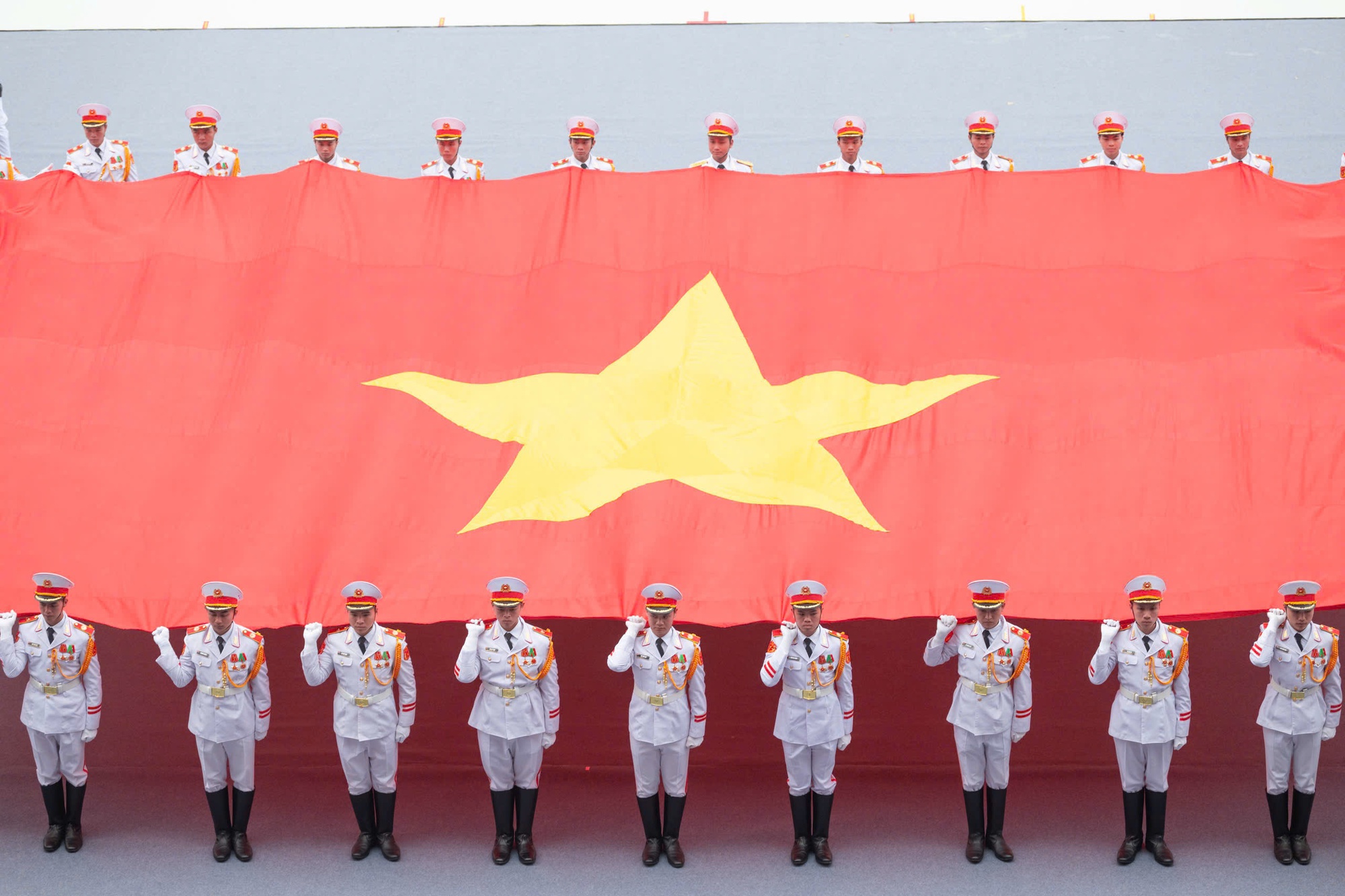 Nóng nhất Hà Nội hôm nay: Sun Group chuẩn bị 950 giàn phun, 4.400 ống pháo hỏa thuật cùng 4.600 pháo hoa nổ tầm cao, sẵn sàng cho “concert pháo hoa quốc gia” - Ảnh 6