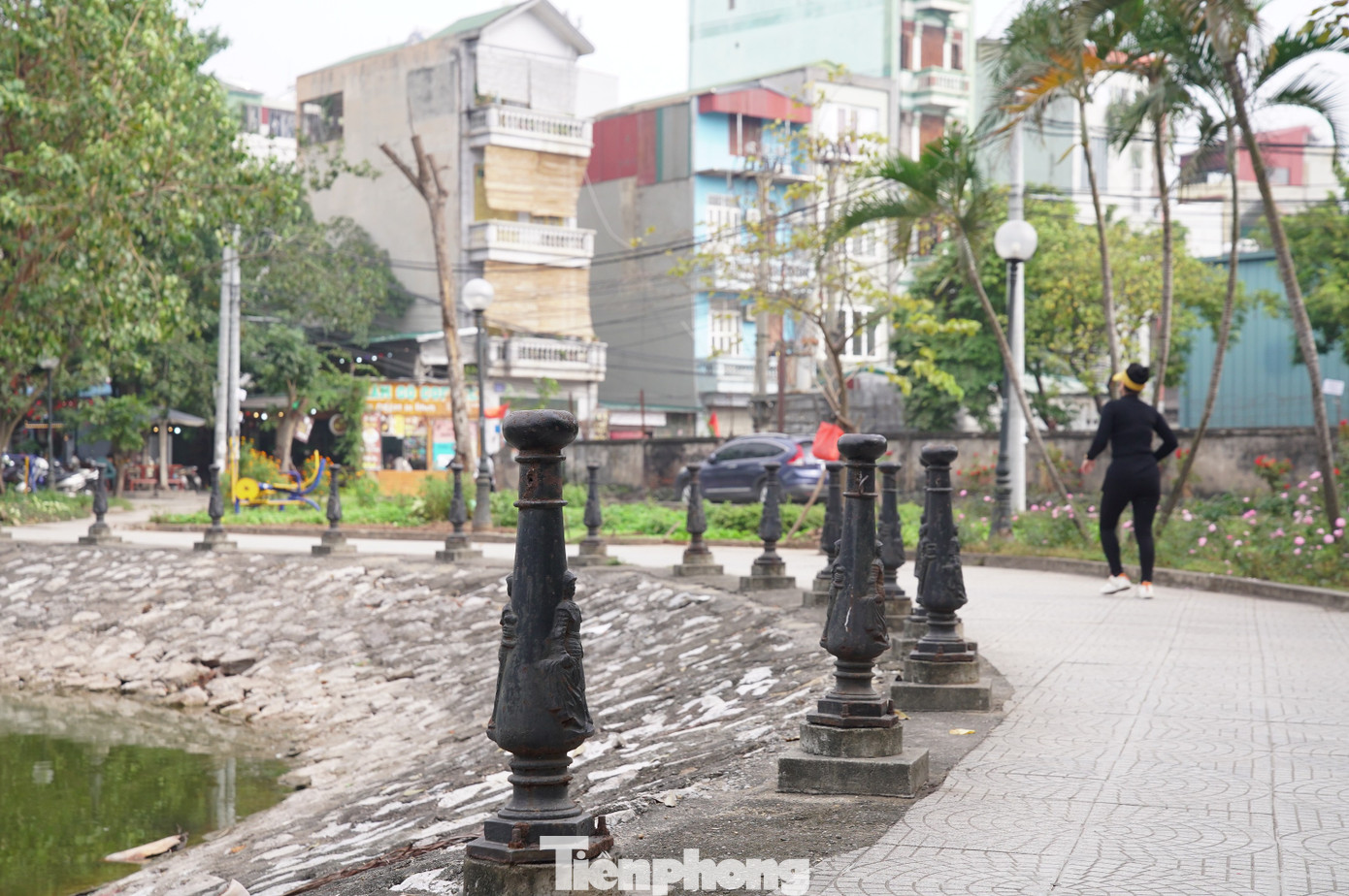 Công viên tại trung tâm Hà Nội bị hàng quán lấn chiếm, bãi cỏ thành nơi trồng rau - Ảnh 2
