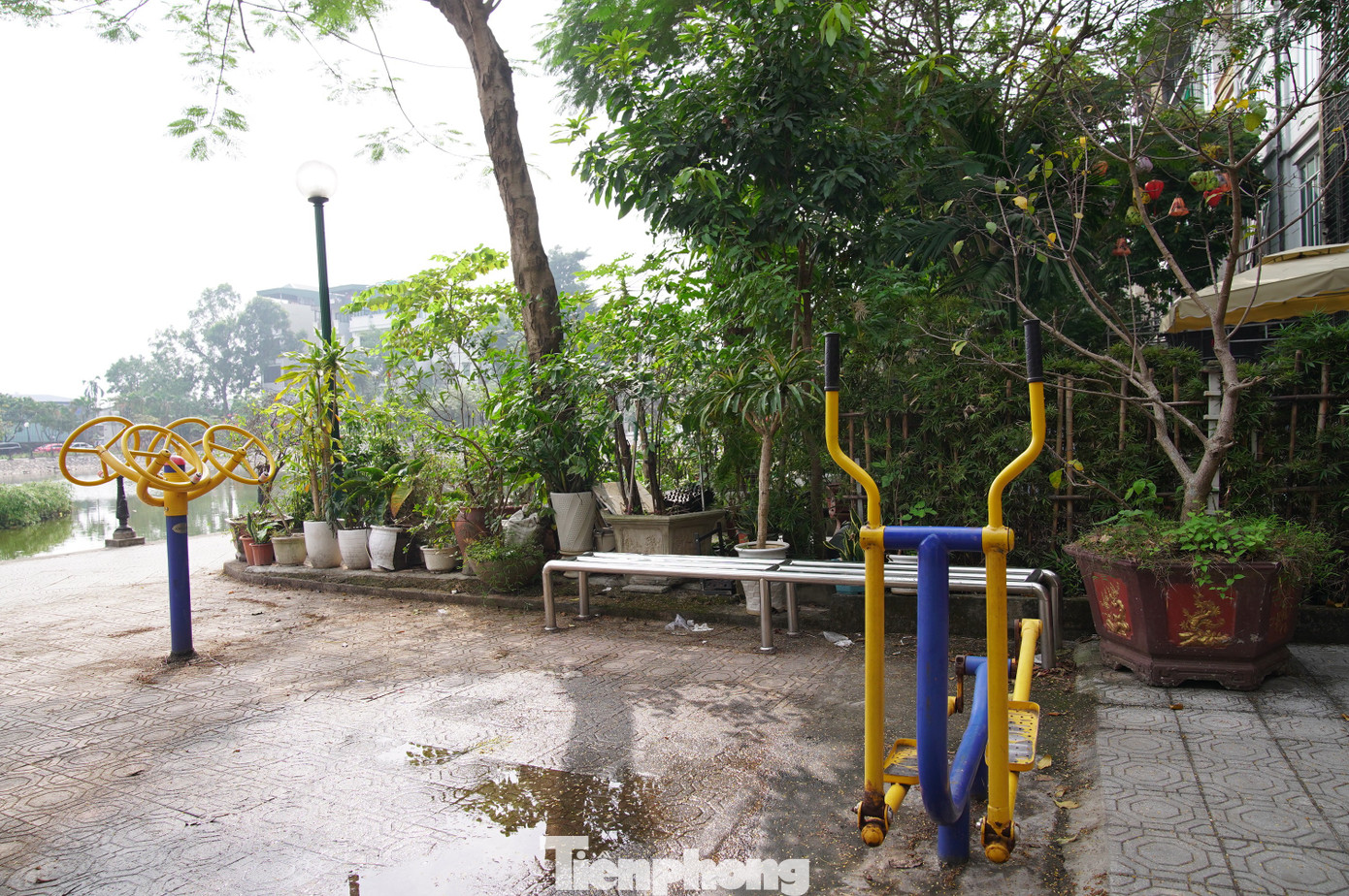 Công viên tại trung tâm Hà Nội bị hàng quán lấn chiếm, bãi cỏ thành nơi trồng rau - Ảnh 4