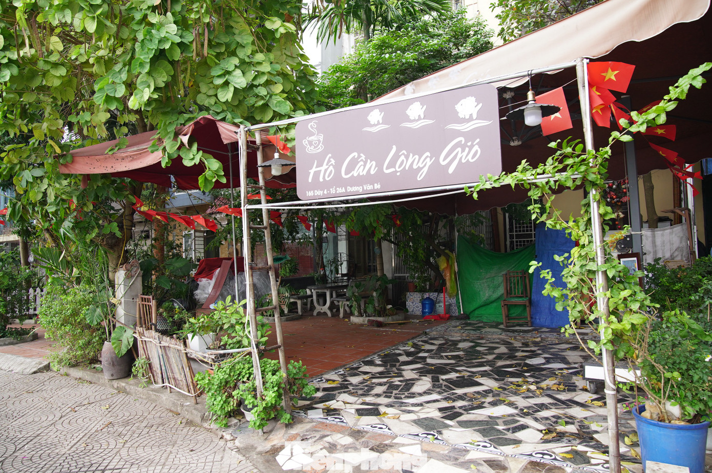 Công viên tại trung tâm Hà Nội bị hàng quán lấn chiếm, bãi cỏ thành nơi trồng rau - Ảnh 5