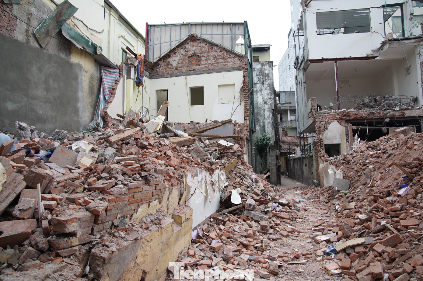 Đồng loạt phá dỡ mặt bằng làm dự án Quảng trường – Công viên phía Đông hồ Hoàn Kiếm - Ảnh 2