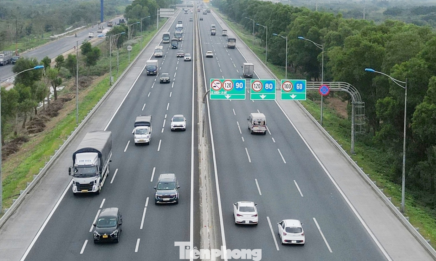 Cận cảnh cao tốc Hà Nội - Hải Phòng vừa được đề xuất mở rộng 10 làn xe - Ảnh 1