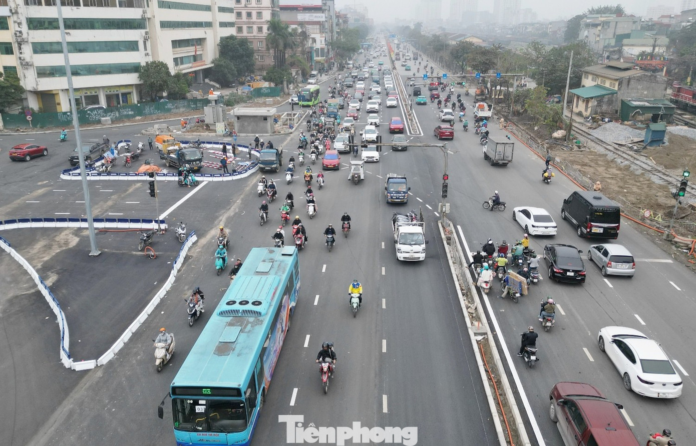 Dựng 3 đảo giao thông tại nút Giải Phóng – Kim Đồng để tổ chức lại giao thông - Ảnh 1