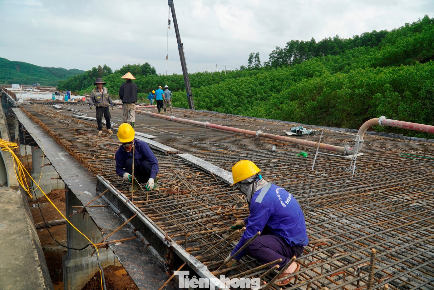 Tất bật thi công xuyên Tết trên công trình cao tốc hơn 3.000 tỷ đồng - Ảnh 1