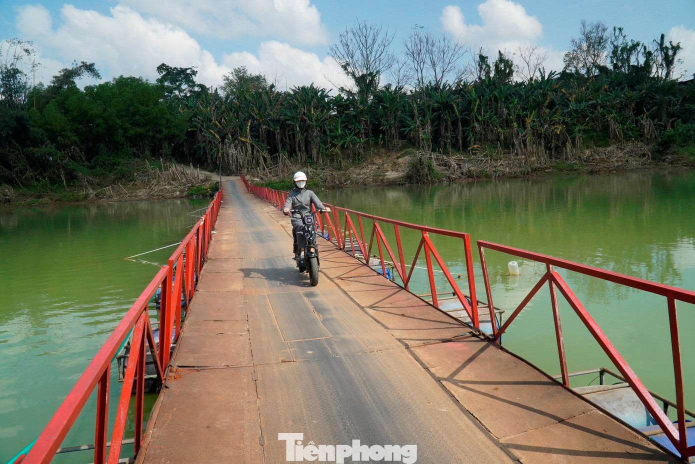 Nối xong cầu phao bị lũ cuốn đứt trên thượng nguồn sông Hương - Ảnh 1