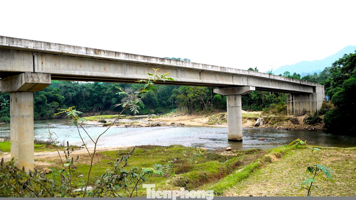 Cầu tiền tỷ xây xong rồi bỏ hoang - Ảnh 3