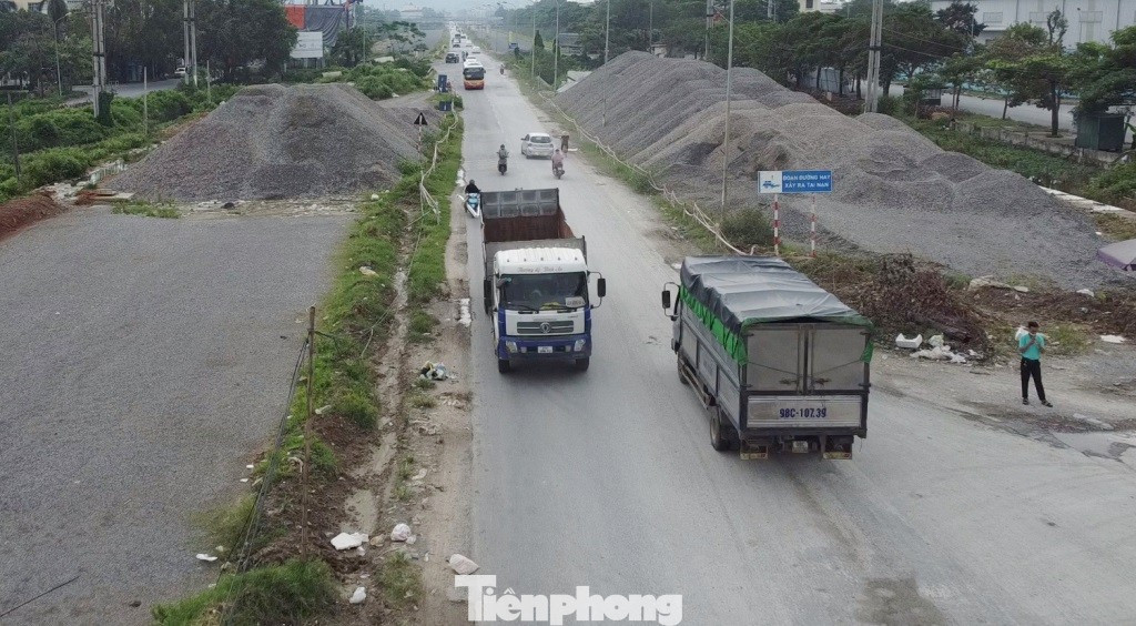 Quốc lộ 6 lại 'vỡ' tiến độ mặt bằng - Ảnh 1