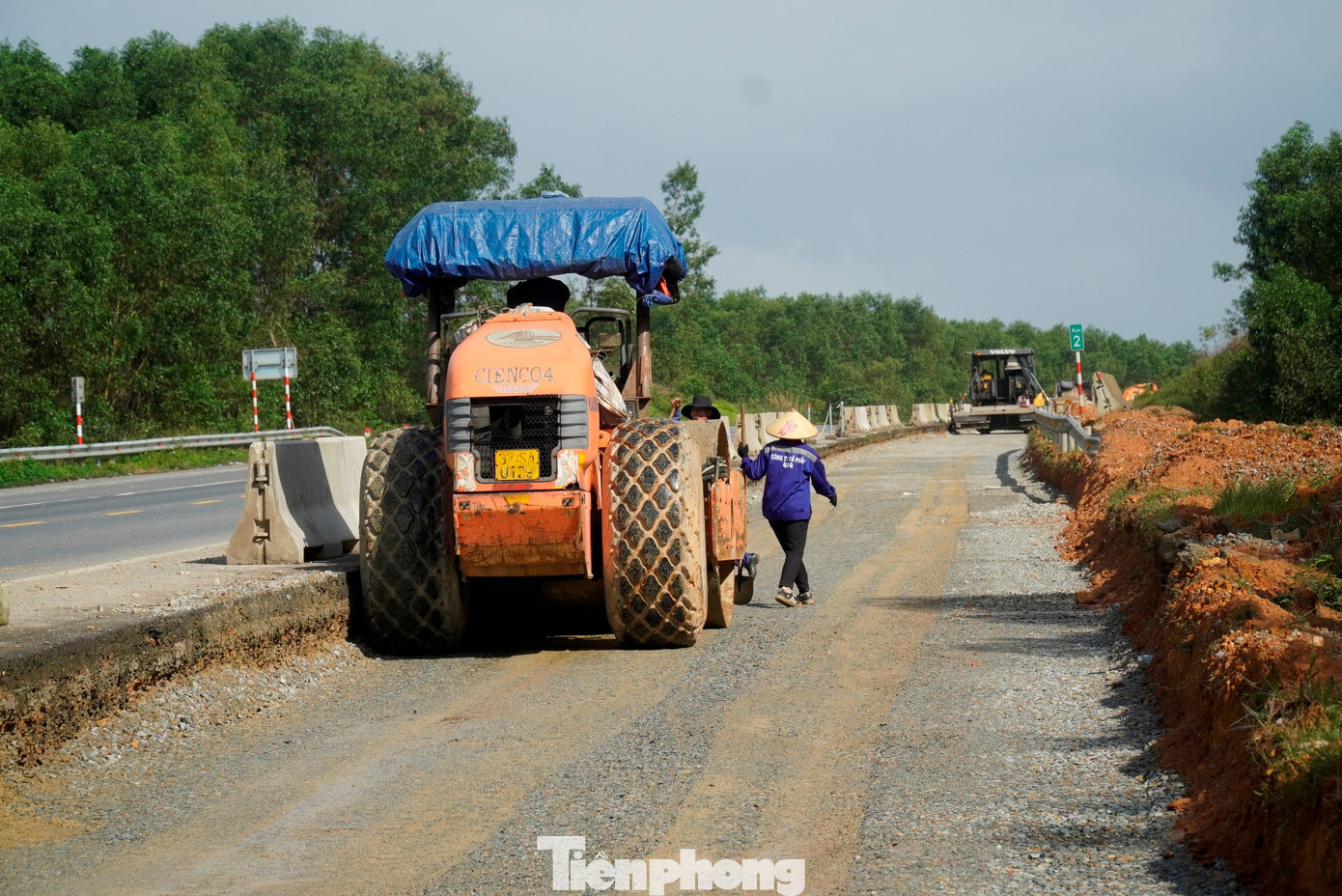 Tất bật thi công xuyên Tết trên công trình cao tốc hơn 3.000 tỷ đồng - Ảnh 2