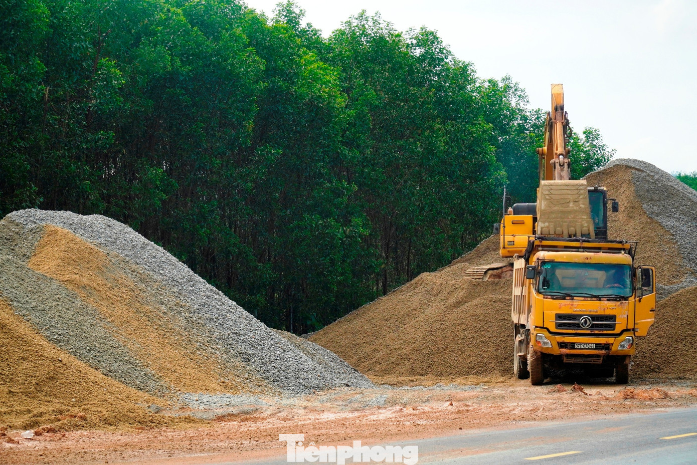 Tất bật thi công xuyên Tết trên công trình cao tốc hơn 3.000 tỷ đồng - Ảnh 3